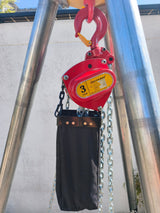 DELTA RED 3 t Kettenzug mit montiertem Kettensack im Bautri-Dreibein im Einsatz