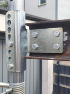 Adapterflansch KA101 mit vier M12-Schrauben am Steg des Stahlträgers und an der EN-1065-Stütze verschraubt