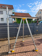 Kragarm-Ausleger auf dem Bautri-Dreibein mit rückwärtiger EN-1065-Stütze als Widerlager