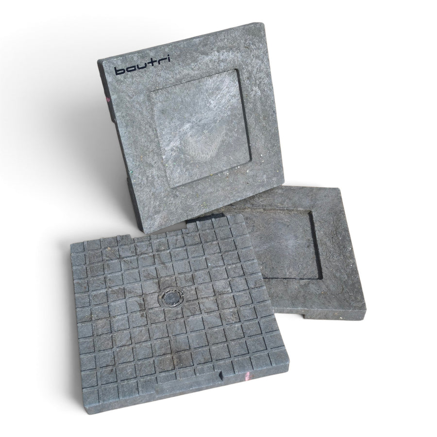 Unterlegplatten-Set für das Bautri-System: drei Platten 30 × 30 cm mit Tieffräsung oben und profilierter Unterseite