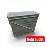 Gebrauchte Transportkiste mit Gebrauchsspuren und militärischer Beschriftung