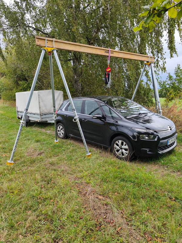 Portalhebung aus zwei Bautri-Dreibeinen mit Stahlträger – ein Auto passt darunter