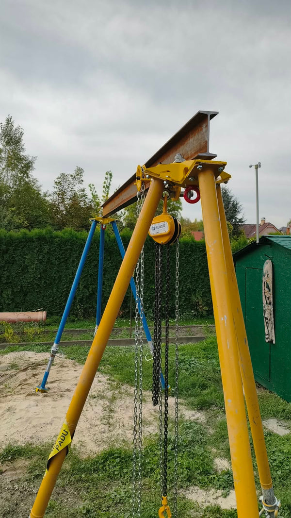 Portalhebung aus zwei Bautri-Dreibeinen auf Sand und Erdreich