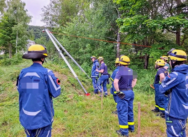 Bautri Rescue als A-Frame bei einer THW-Übung im Gelände