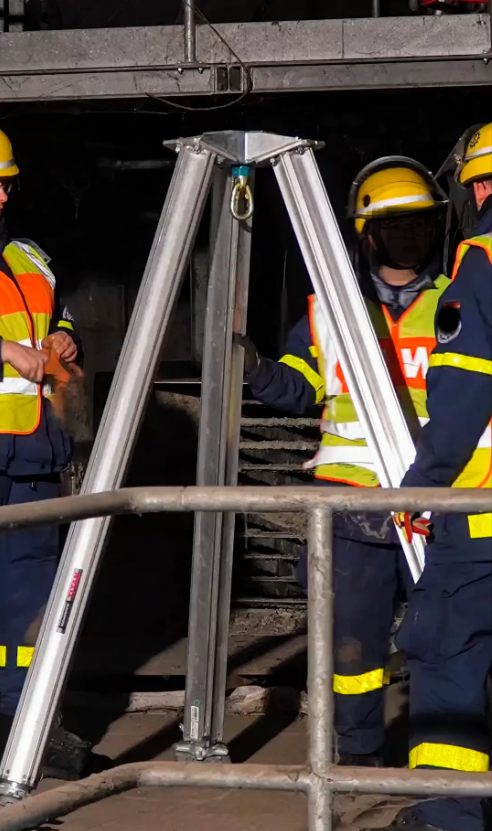 Bautri Rescue mit Ischebeck-Titan-HV-Stützen, aufgebaut von THW-Helfern
