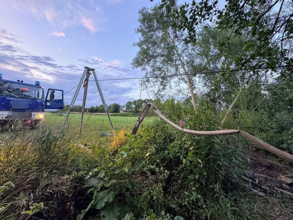 Dreibein neben dem Einsatzfahrzeug, Seil für die Schlauchbrücke über den Bach