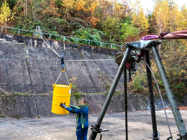 Bautri Rescue Dreibein mit Seilwinde als Anschlagpunkt einer Seilbrücke an einer Böschung