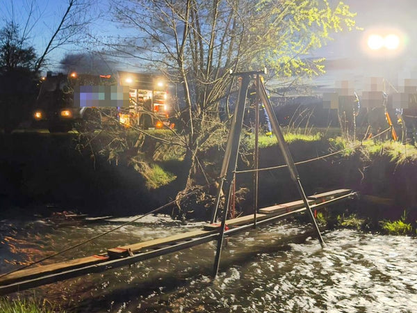 Bautri Rescue Dreibein im Bach mit eingehängtem Steg (Übung)