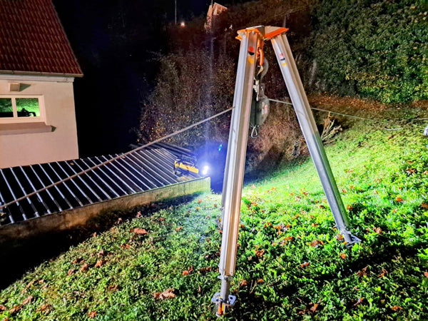 Dreibein aus Stützen trägt die Umlenkrolle oben am Hang