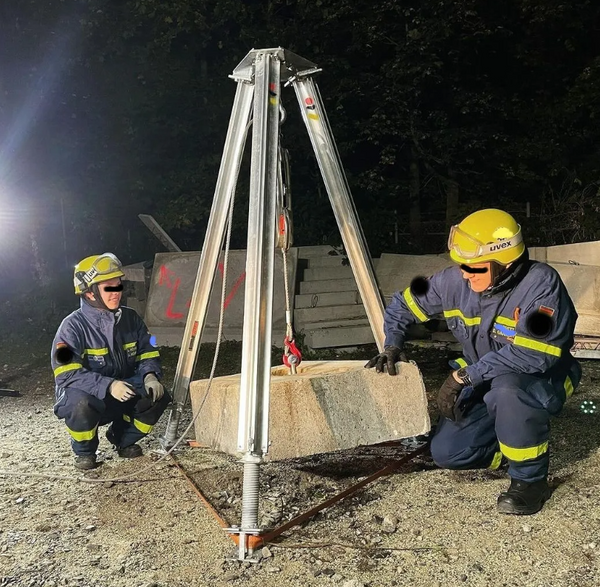 THW-Helfer heben mit Bautri Rescue eine Betonplatte an