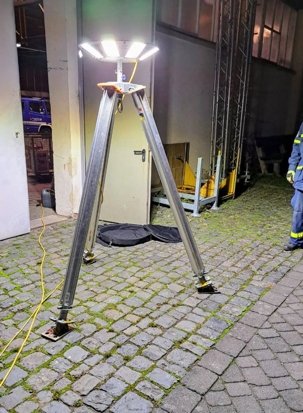 Bautri Rescue als Lichtmast an einer THW-Einsatzstelle bei Nacht