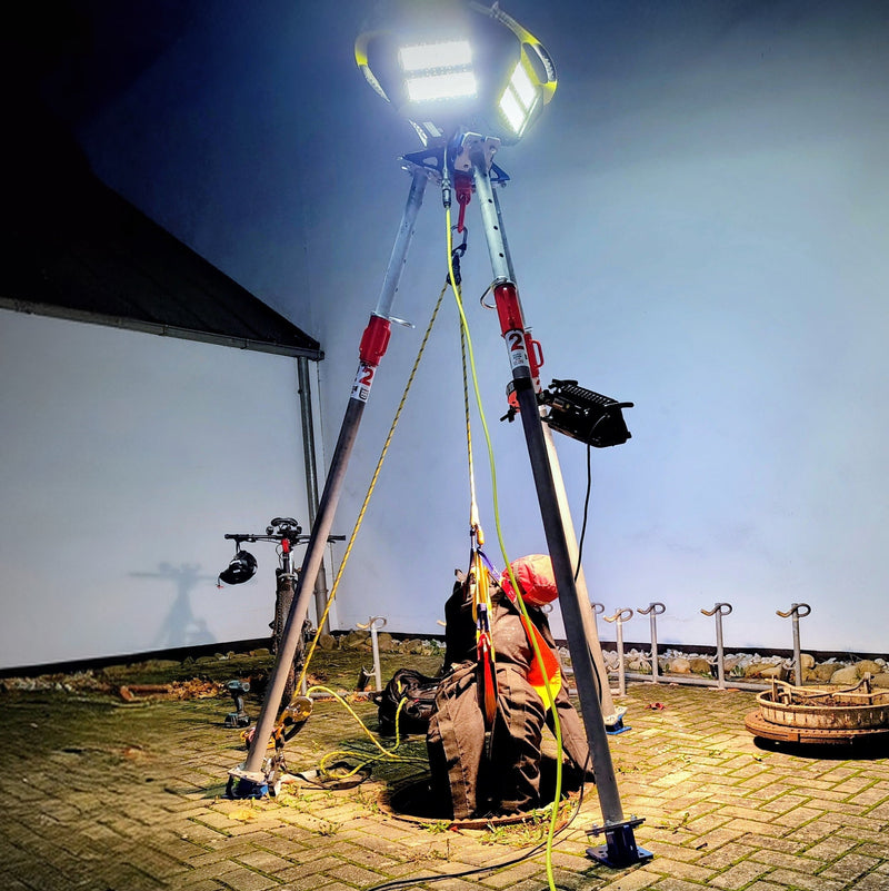 Bautri Rescue über einem Schacht mit aufgesetztem LED-Lichtmast bei Nacht