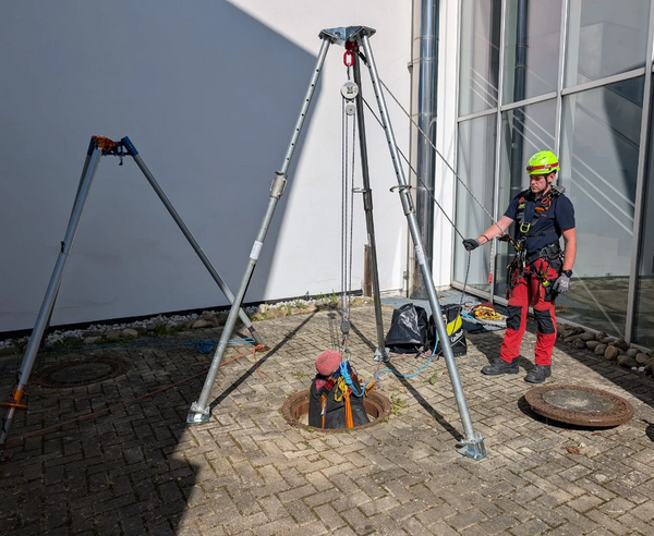 Rettungsdreibein Bautri Rescue über einem Schacht, Einsatzkraft mit Absturzsicherung