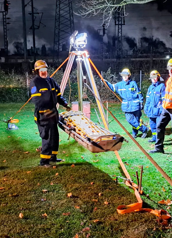 THW-Übung: Patiententransport auf einer Trage über eine Seilbahn am Bautri-Dreibein