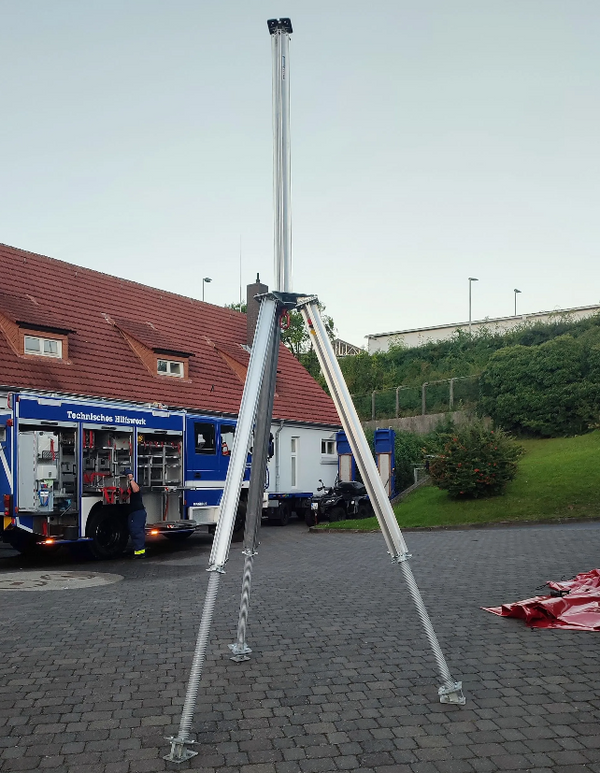Bautri Rescue als hoher Stützturm vor einem THW-Einsatzfahrzeug