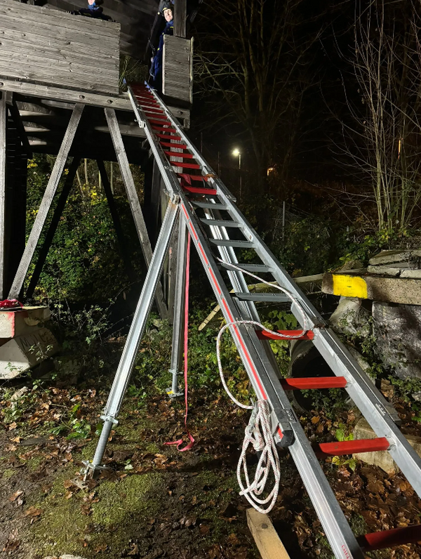 Bautri-Dreibein als Unterbau für eine Steckleiter bei einer Höhenrettungsübung