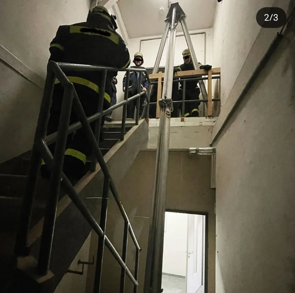 Verlängertes Bautri-Dreibein im Treppenhaus für die Rettung über das Geländer