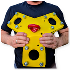 Bautri-System Work – Mann hält Zentralkopf mit alternativer Griffposition, Größenvergleich