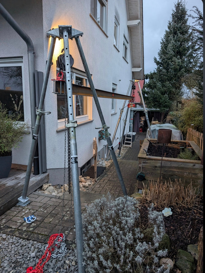 Portal-Aufbau mit Laufkatze an der Hauswand (Erprobung, derzeit nicht zulässig)