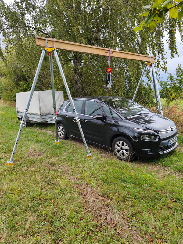 Portalhebung aus zwei Bautri-Dreibeinen mit Stahlträger – ein Auto passt darunter